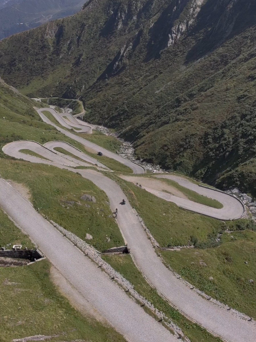 Itinerario in moto tra Passi, Laghi, e Ghiacciai – La meraviglia dell’ottovolante Svizzero